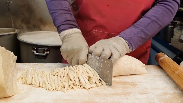 'Netflix Korean Street Food - Amazing Gohyang Kalguksu 고향 칼국수'