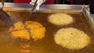 'Yummy 박가네 Bindae-tteok (Fried Mung Bean Pancakes) - Netflix Korean Street Food'