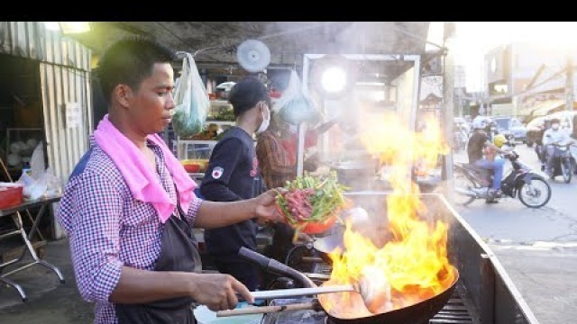 '10 Years Restaurant Chef! He\'s Now a Street Food Chef | Amazing Wok Skill in Cambodia'