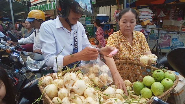 'Snacks And Fresh Food In Market - Amazing Food Tour Around Phnom Penh - Food In The City'