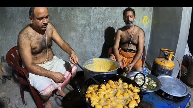 'Brahmins Cooking Raw Banana Bajji @ Sri Anjaneya Temple, Hyderabad | Amazing Food Zone'