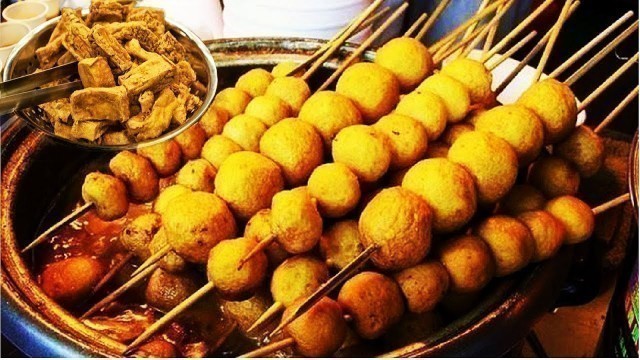 'Curry Fish Balls (Ca Ri Ca Vien) Hong Kong Famous Street Food in SaiGon - Vietnam cheap street food'