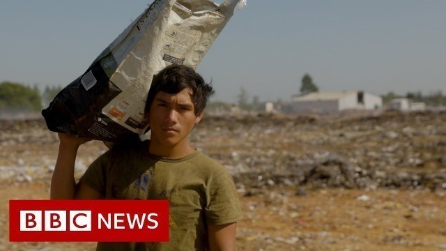 'Families rely on landfill site for food in Argentina slums – BBC News'