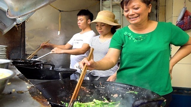 'UNREAL Vietnamese Street Food Tour - BEST Hanoi Food Guide! 3 MUST-TRY Street Foods in Vietnam 2018'