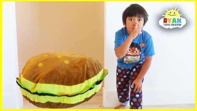 'Ryan Pretend Play with Giant  Burger Food toys!!!'