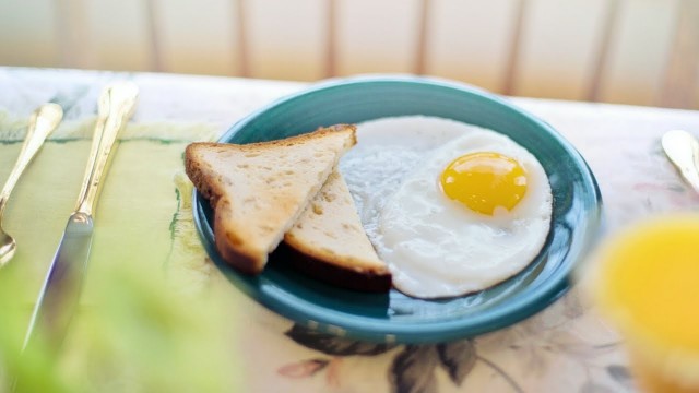 'How to fry an egg perfectly|The Ingredientsz'