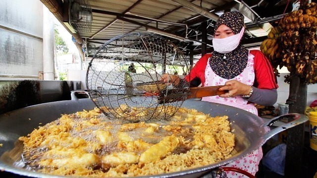 'MALAYSIAN STREET FOOD - HUGE Malay STREET FOOD FEAST in Johor Bahru, Malaysia! SPICY FISH HEAD CURRY'