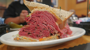 'Is Katz\'s New York’s BEST Deli Sandwich ? Food Challenge !'