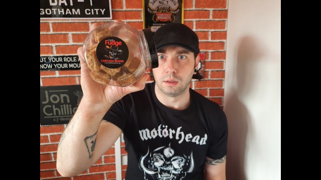 'HOT FOOD CHALLENGE - Jon Chillioni vs Carolina Reaper Fudge'