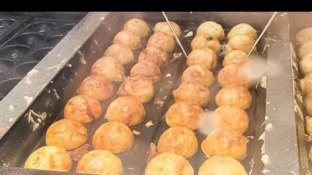 'japanese street food - TAKOYAKI ( octopus balls )'