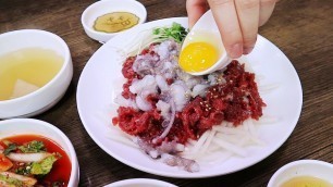 '[ENG/VIET SUB] Amazing Korean food :: Raw Beef & Octopus Combination (육회낙지탕탕이)'