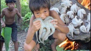 'Primitive Technology - Eating delicious - Awesome cooking octopus on a rock #80'