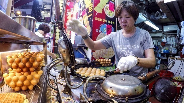 'Hong Kong Night Walk in Mong Kok. Markets, Street Food, Musicians, Magicians and More'