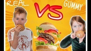 'GUMMY FOOD VS REAL FOOD CHALLENGE | JulianHailey [echt alle soorten snoep] #familievlog'