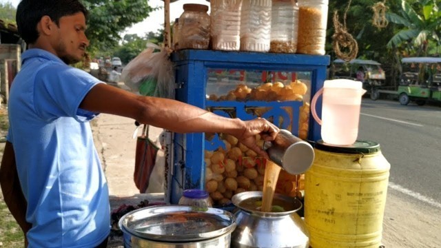 'Eating Panipuri ( Fuchka / Golgappa ) - Indian Street Food Kolkata - Bengali Street Food'