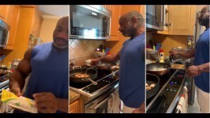 'BODYBUILDING LEGEND DEXTER JACKSON COOKING HIS HEALTHY ,LOW CARB  CHICKEN MEAL'