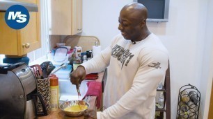 'What Pro Bodybuilders Eat for Breakfast | George Peterson\'s Favorite Meal of the Day'