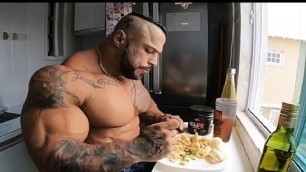'What Bodybuilders Eat on Cheat Days'