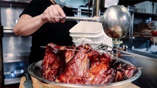 'Chinese BBQ (crispy pork roast, char siu, roast duck) - Hong Kong street food'