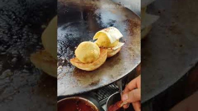 'Gali Gali mei vada pav || Mumbai food || Street food'