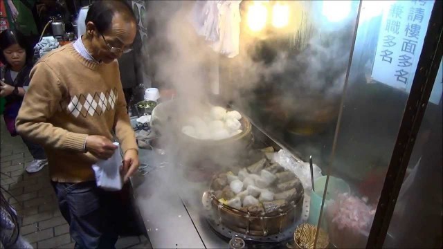 'Hong Kong Street Food. Dim Sum restaurant in Mong Kok, Kowloon'