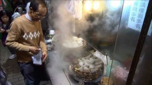 'Hong Kong Street Food. Dim Sum restaurant in Mong Kok, Kowloon'