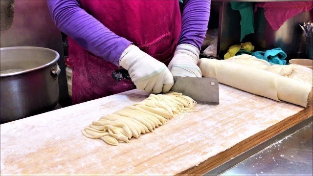 'Chopped Noodles : Netflix Street Food Korea : Gwangjang Market, Seoul asia : Kalguksu'