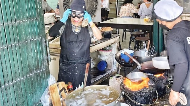 'Street Food Netflix chef Jay Fai in Action! Bangkok Michelin star restaurant￼'