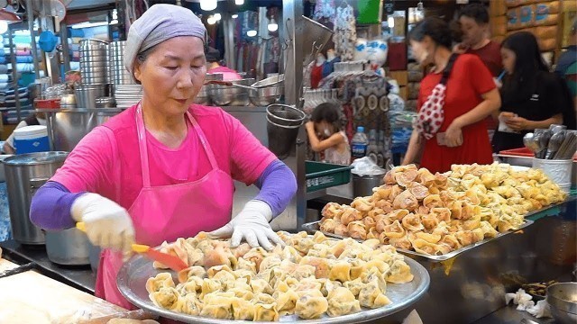 'NETFLIX FEATURED! Knife Cut Noodles and Water Dumplings - Korean Street Food / 넷플릭스 칼날면과 물만두'