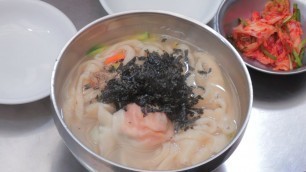 'Netflix street food $4 Korean Noodle Soup / Korean street food / 광장시장 칼국수'
