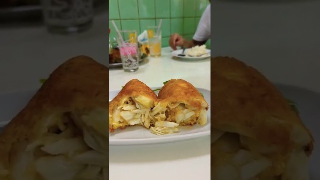 'Netflix\'s Street Food The Giant Crab Omlette From Michelin Star Raan Jay Fai in Bangkok Thailand!!'